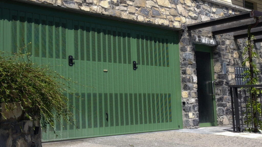 chiusure-civili-porte-basculanti-ferro-cover