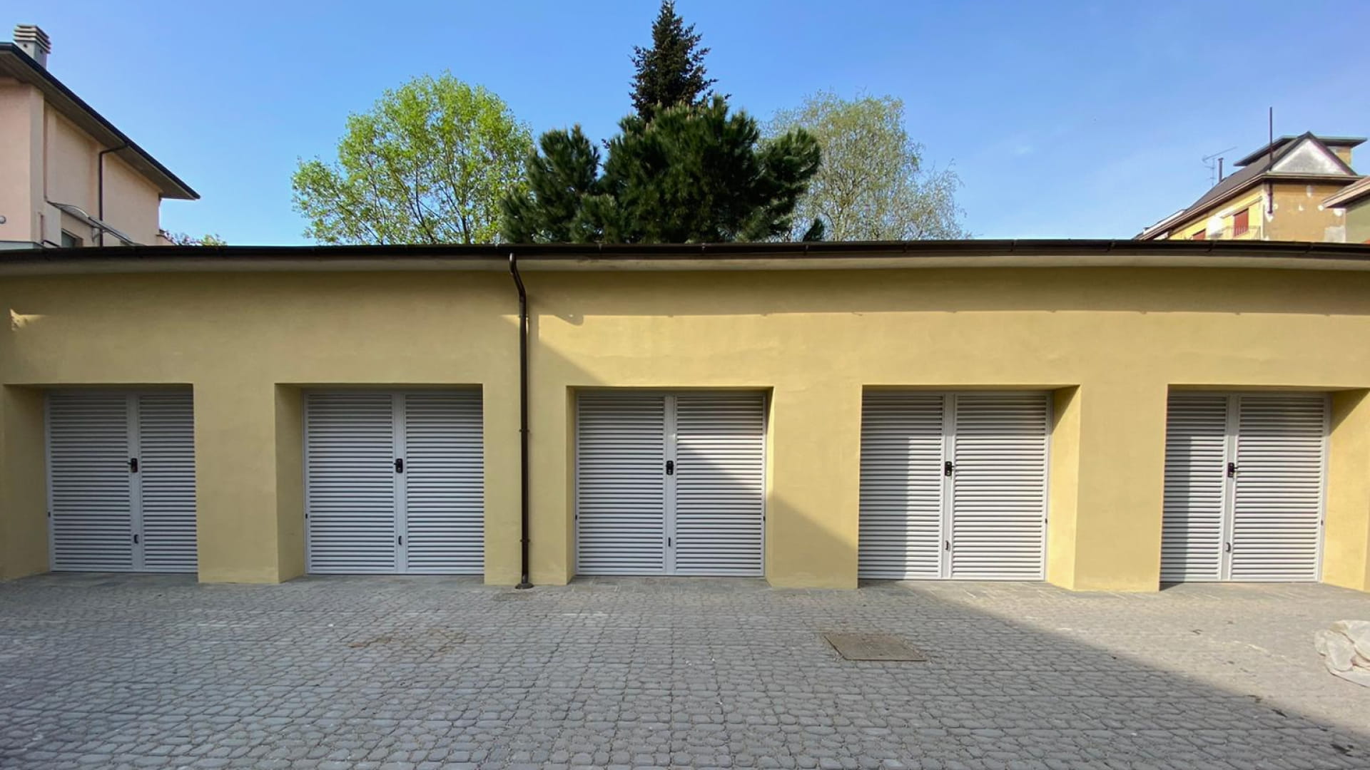 chiusure-civili-porte-basculanti-ferro-cernobbio