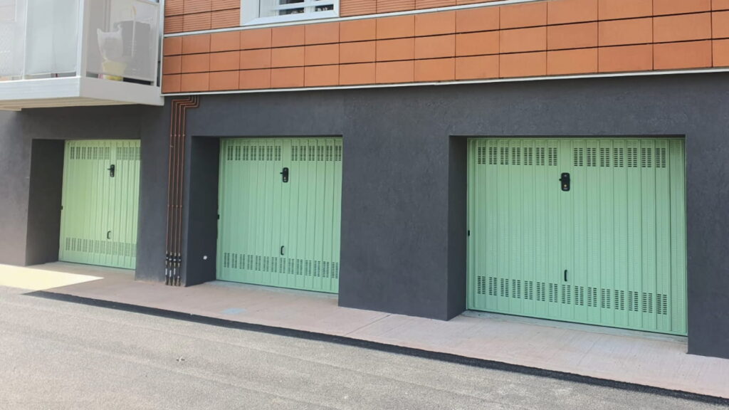 chiusure-civili-porte-basculanti-ferro-tremezzo