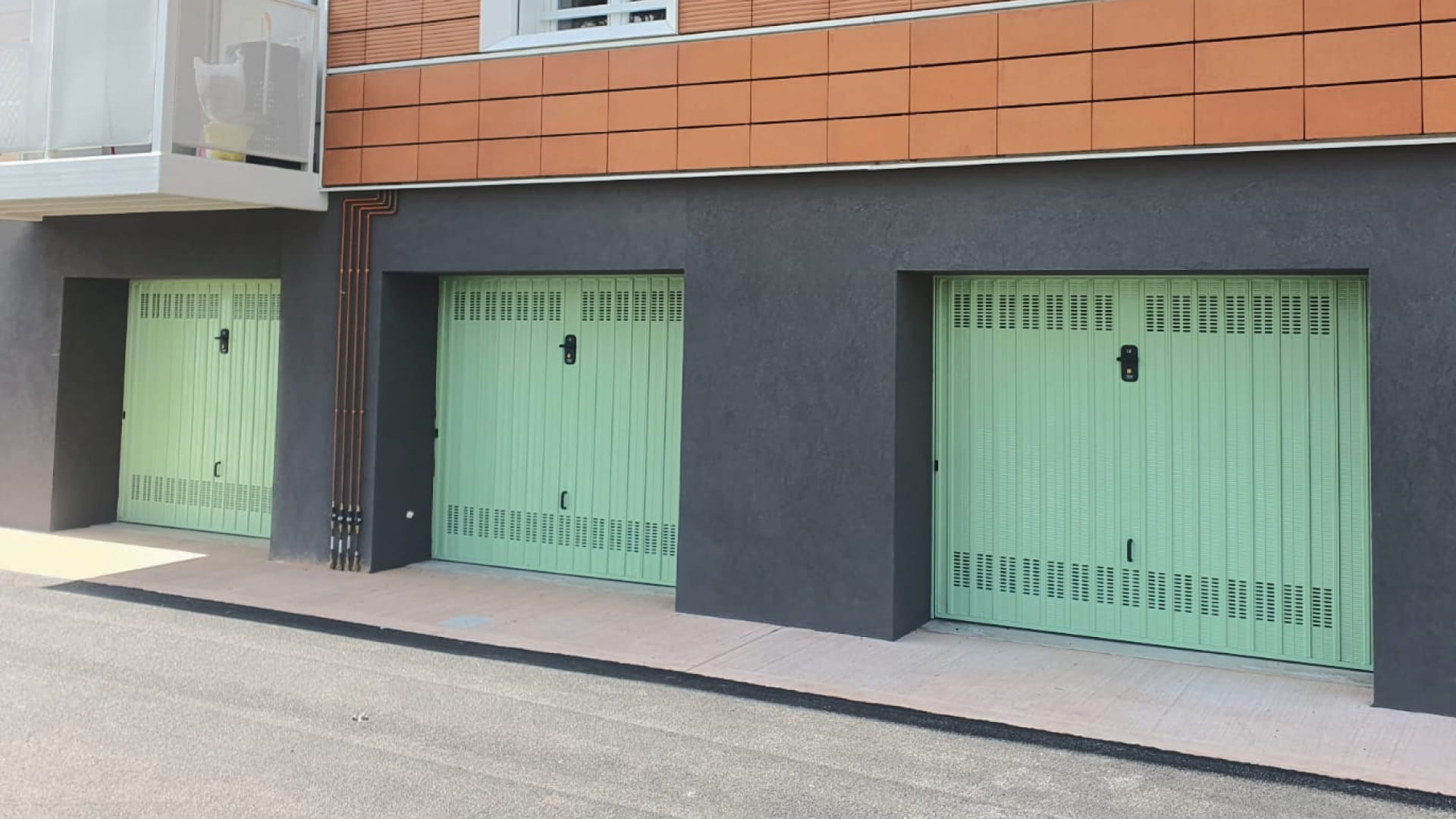 chiusure-civili-porte-basculanti-ferro-tremezzo
