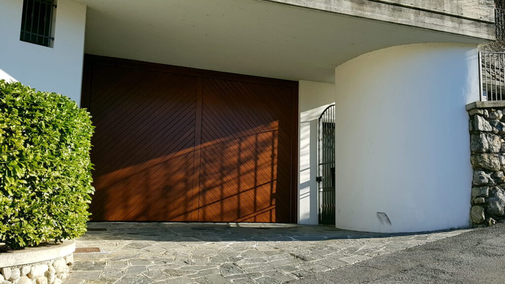 chiusure-civili-porte-basculanti-legno-legnone